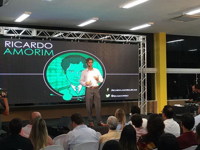 Ricardo Amorim realiza palestra no Cocais Shopping (Crédito: Waldelúcio Barbosa)