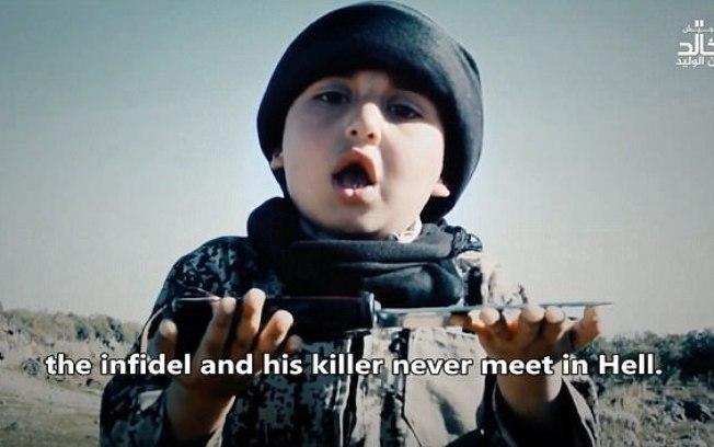 Terroristas mostram criança de 6 anos participando de decapitação