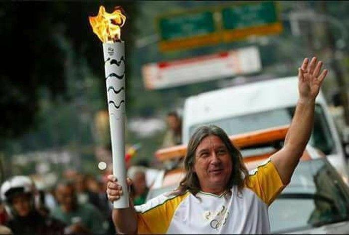 Bill foi um dos condutores da tocha olímpica na região (Crédito: Reprodução)