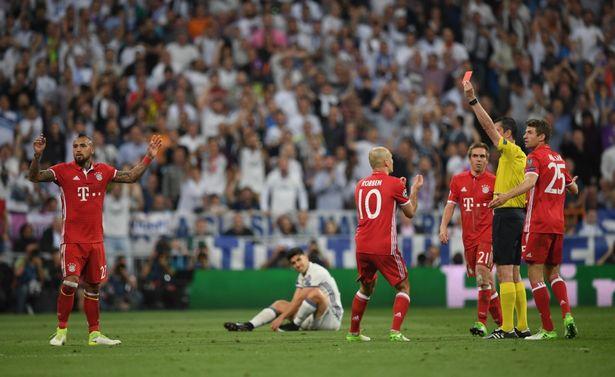Vidal foi expulso no início do segundo tempo (Crédito: Reprodução)