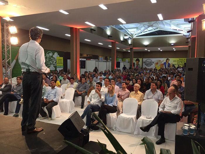 Ricardo Amorim realiza palestra no Cocais Shopping (Crédito: Waldelúcio Barbosa)