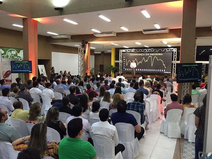 Ricardo Amorim realiza palestra no Cocais Shopping (Crédito: Waldelúcio Barbosa)