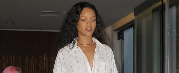 Sem animação, Rihanna assiste a show de Gaga e fãs zoam na Internet