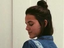 Bruna Marquezine posa com look all jeans e empina o bumbum