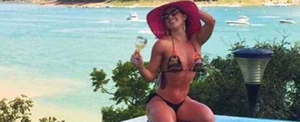 Zezé posta foto de Graciele Lacerda de biquíni e se declara