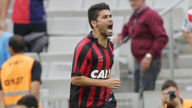 Atlético-PR vence o Paraná e abre vantagem nas quartas de final