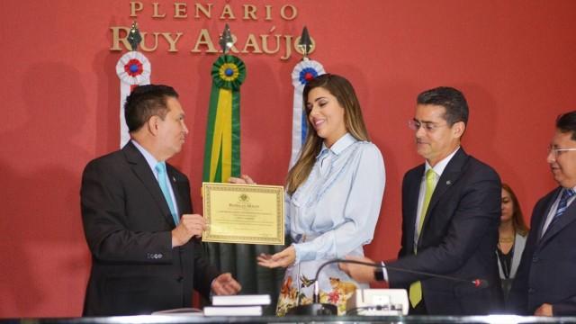 Deputados recebem críticas após conceder honra ao mérito à Vivian