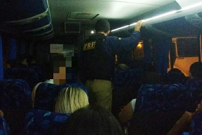 Jovem é detido com arma branca dentro de ônibus na BR 343