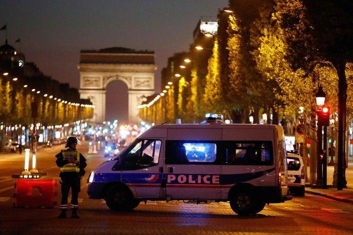 Tiroteio na Champs-Élysées deixa policial morto