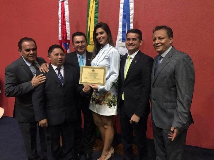 Deputados recebem críticas após conceder honra ao mérito à Vivian
