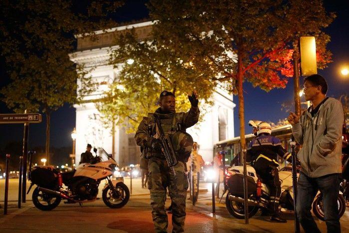 Tiroteio na Champs-Élysées deixa policial morto