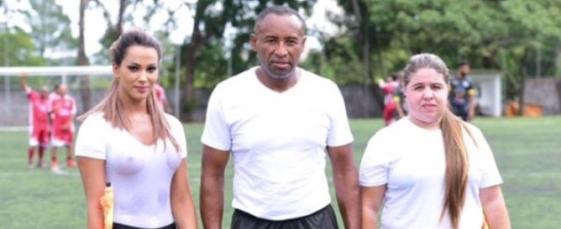 Bandeirinha chama a atenção por transparência na roupa