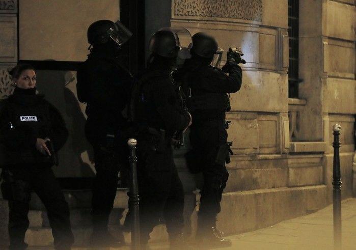 Tiroteio na Champs-Élysées deixa policial morto
