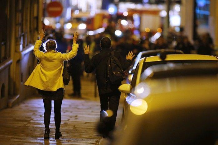 Tiroteio na Champs-Élysées deixa policial morto