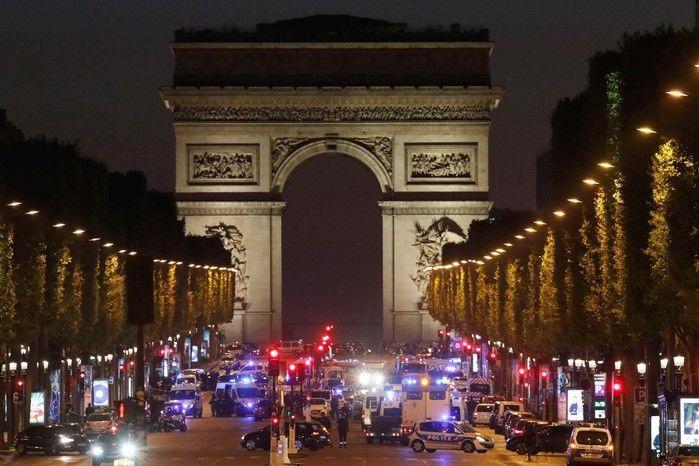 Tiroteio na Champs-Élysées deixa policial morto