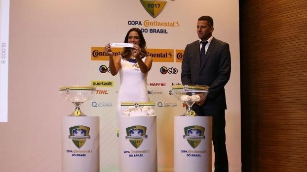 O ex-centroavante Washington participou do sorteio na CBF e foi homenageado (Crédito: Reprodução)