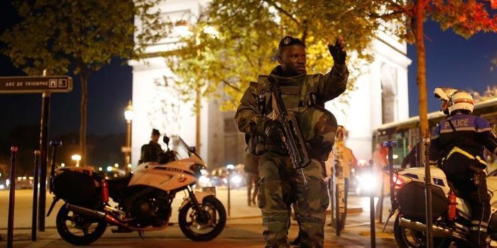 Tiroteio na Champs-Élysées deixa policial morto e dois feridos