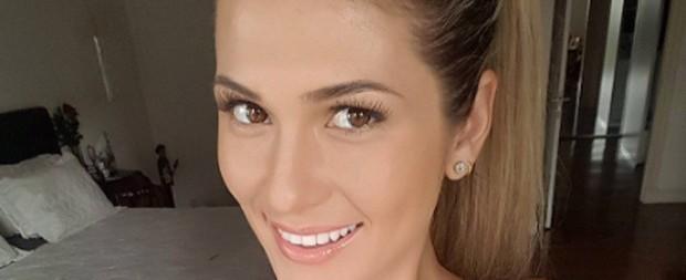 Lívia Andrade revela truque para looks decotados em foto ousada
