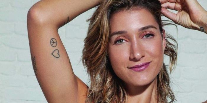 Gabi Pugliesi viaja para casamento, mas esquece vestido de noiva