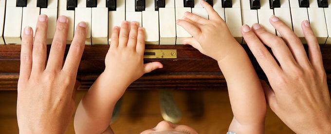 A música evoluiu a partir de mães cantando para filhos, diz estudo