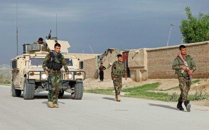 Tropa do Exército Nacional Afegão se aproxima de base atacada no norte do país (Crédito: Reuters)