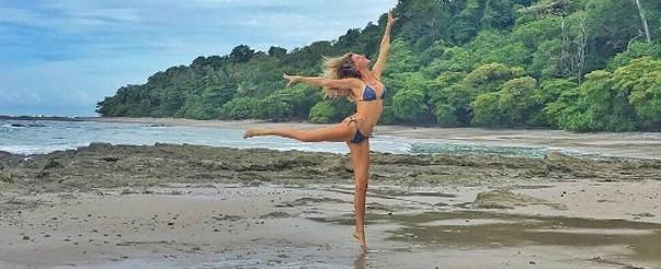 Gisele Bündchen posa linda na praia no Dia da Terra