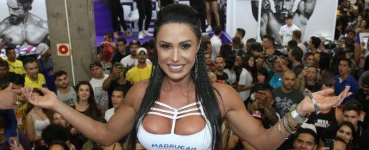 Gracyanne Barbosa é escoltada por seguranças e rouba cena em feira