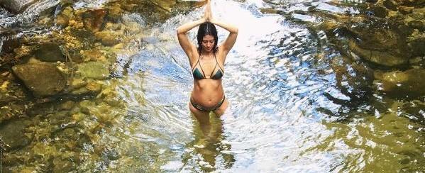 Grávida, Carol Castro curte cachoeira e mostra a barriguinha