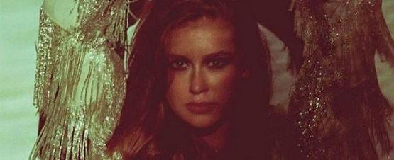 Marina Ruy Barbosa posa com decote generoso