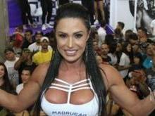 Gracyanne Barbosa é escoltada por seguranças e rouba cena em feira