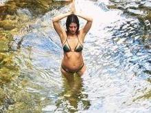 Grávida, Carol Castro curte cachoeira e mostra a barriguinha