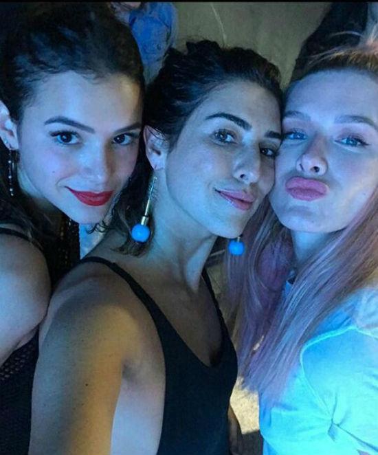 Trio de musas no baile da Favorita (Crédito: Reprodução)