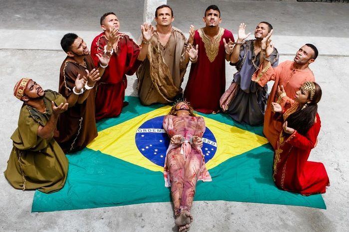 Detentos que fazem parte da peça "Justiça" (Crédito: Reprodução)