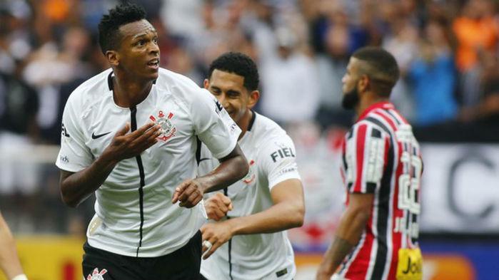 Jô comemora gol diante do São Paulo (Crédito: Reprodução)