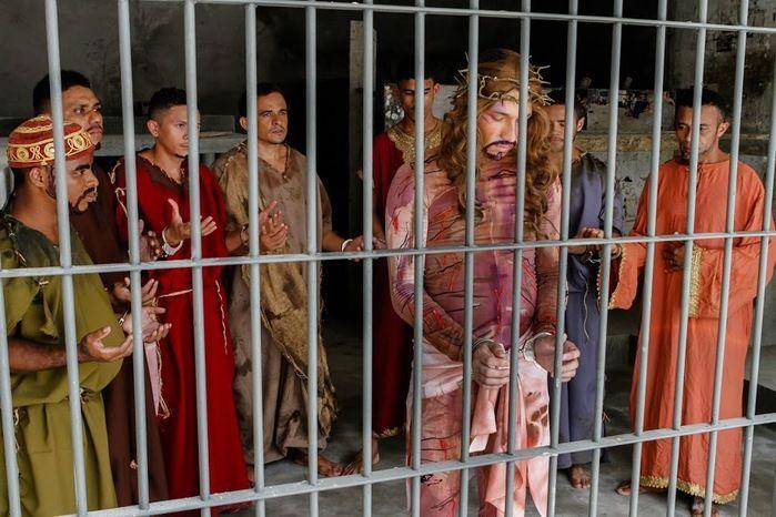 Detentos que fazem parte da peça "Justiça" (Crédito: Reprodução)