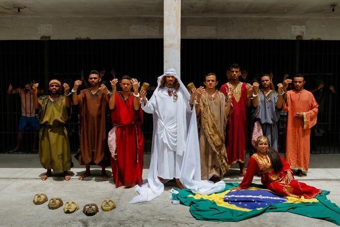 Detentos que fazem parte da peça "Justiça" (Crédito: Reprodução)