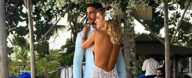 Gabriela Pugliesi se casa em Trancoso com vestido exclusivo de 38kg