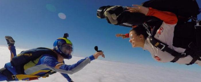 Milena Toscano é pedida em casamento durante salto de paraquedas