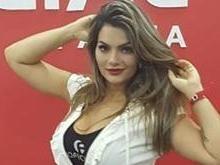 Três meses após parto, Kelly Key mostra cinturinha em feira fitness