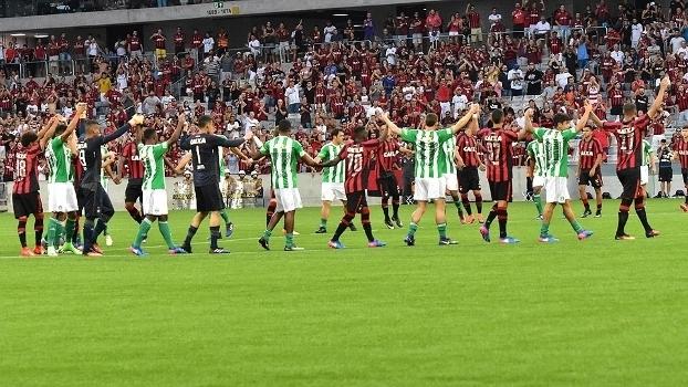 Jogadores de Atlético-PR e Coritiba saúdam juntos a torcida após o cancelamento do clássico (Crédito: Gazeta Press)