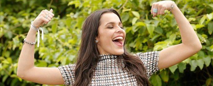 Emilly fatura excelente cachê com presença VIP e leva irmã de bônus