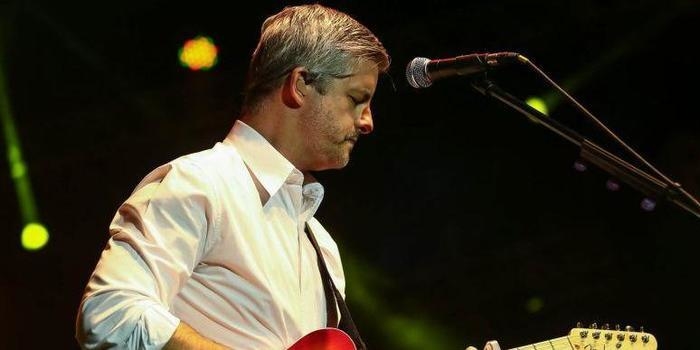 Victor é visto sem aliança em show com o irmão após ser indiciado