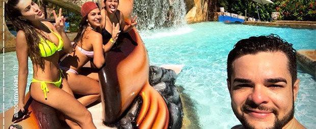 Empresário piauiense curte parque aquático com ex-BBB Vivian
