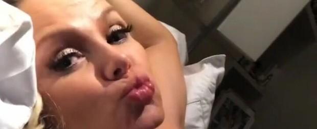 Eliana posa só de top na cama e anima os seguidores; amplie