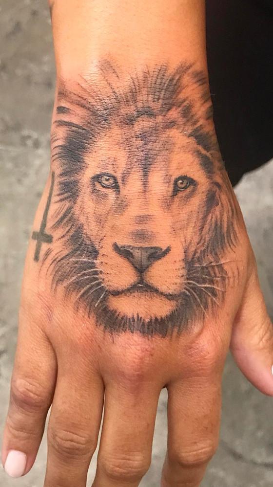 Demi Lovato faz nova tatuagem e mostra resultado aos fãs