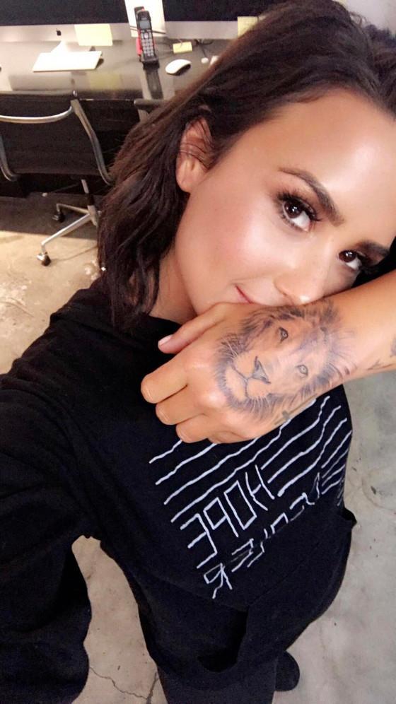 Demi Lovato faz nova tatuagem e mostra resultado aos fãs