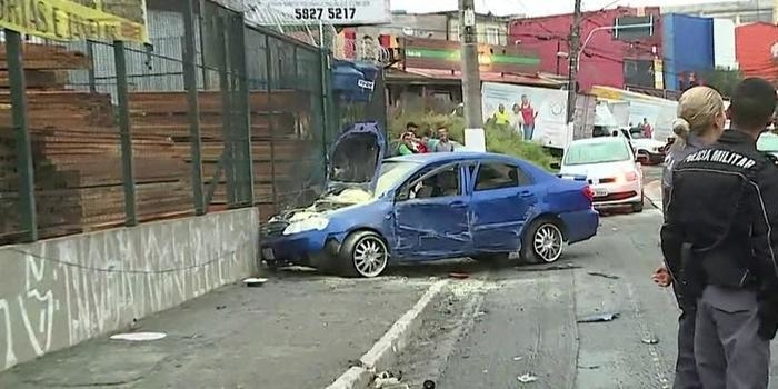 Acidente entre dois carros deixa sete pessoas feridas e um morto