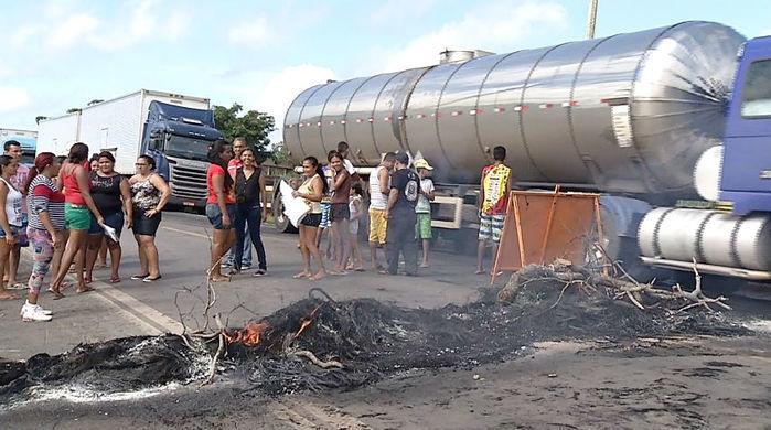Rodovia ficou bloqueada por 3 horas (Crédito: Reprodução)
