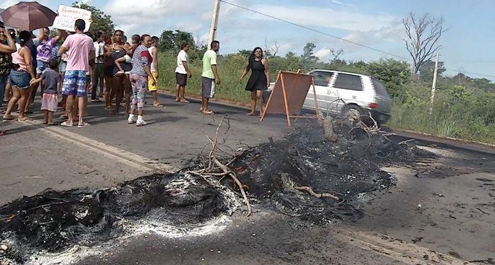 Rodovia ficou bloqueada por 3 horas (Crédito: Reprodução)