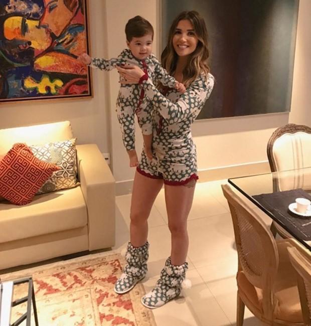 Filho de Aline Gotschalg dá show de fofura em foto postada na web